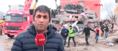 Reportero pasó tremendo susto durante fuerte replica tras terremoto en Turquía. Reportero pasó tremendo susto durante fuerte replica tras terremoto en Turquía.