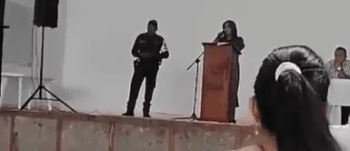 El discurso de la directora dividió la opinión de los usuarios. Directora arma polémica al prohibir noviazgos en escuela: "¡Si no les gusta, busquen otro colegio!"