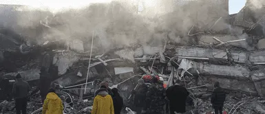 Así fue el rescate de una niña sepultada en los escombros en Siria: "Papá está aquí, no tengas miedo" Así fue el rescate de una niña sepultada en los escombros en Siria: "Papá está aquí, no tengas miedo"