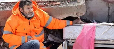 La historia del padre se negó a soltar la mano de su hija fallecida por terremoto en Turquía La historia del padre se negó a soltar la mano de su hija fallecida por terremoto en Turquía