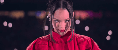 Rihanna anuncia su segundo embarazo en el Super Bowl con impetuoso overol efecto segunda piel Rihanna exhibe su barriguita de embarazo en el Super Bowl con apoteósico look total red "3 en 1"