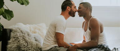 Una pareja de enamorados expresando su amor. "Atrévete a expresar tus afectos", aconseja psicólogo en el Día de San Valentín