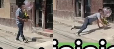 El joven no se percató de la rampa y se cayó. Joven lleva girasoles a su novia en el Día de San Valentín, pero distracción le juega una mala pasada