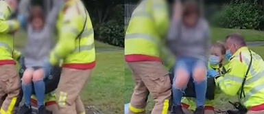 La joven se quedó atascada en el columpio. Joven intentó jugar en columpio, pero quedó atrapada y bomberos la rescataron: "Quiso recordar su infancia"