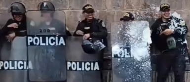 Los policías se rieron cuando fueron bañados en pintura. Policías fueron bañados en pintura durante celebración por carnavales en Cusco