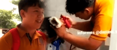 Joven simula barbería en baño de su escuela, logra largas filas de espera y se vuelve viral en redes sociales Joven simula barbería en baño de su escuela, logra largas filas de espera y se vuelve viral en redes sociales