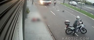 Delincuente fallece tras ser atropellado por bus mientras huía de la policía Delincuente fallece tras ser atropellado por bus mientras huía de la policía