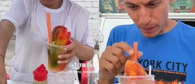Los turistas se animaron a probar la raspadilla en Perú. Ciudadano argentino y su reacción al probar raspadilla en Perú por primera vez: "Está buenísima"