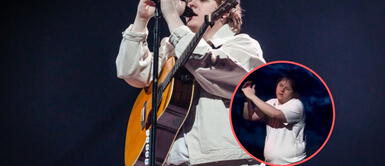 El momento protagonizado por el cantante se ha viralizado y muchos seguidores han destacado su fortaleza. Cantante sufre ataque de Tourette en pleno concierto y fans lo ayudan a terminar su canción