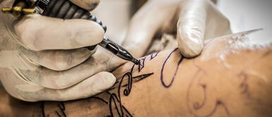 La historia de la mujer se volvió viral en redes sociales. Pide que le tatúen un león, pero queda mortificada al conocer el resultado final