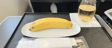 La publicación se volvió viral en redes sociales. Pide menú vegano en avión y se lleva sorpresa cuando le entregan un plátano