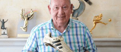 Fontaine consiguió un gran palmarés en el fútbol de clubes con cuatro títulos de campeón de Francia. Fallece Just Fontaine: el delantero francés que marcó 13 goles en un mismo Mundial