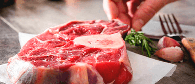 Filete de carne "cobra vida" y se mueve antes de ser llevado a la cocina Filete de carne "cobra vida" y se mueve antes de ser llevado a la cocina