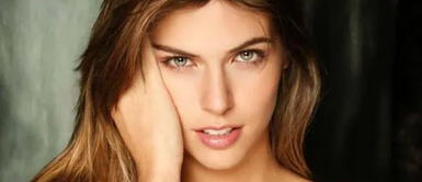 Stephanie Cayo con vestido fluido Stephanie Cayo roba suspiros y encapsula la magia de los vestidos fluidos inmersos en prints