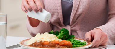 Conoce qué pasa con el organismo de las personas que comen sal. Las mujeres tienen más hipertensión sensible a la sal que los hombres, según estudio