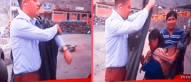 Reportero se quita su capa plástica y se lo regala a madre con su niño cargado en la espalda Reportero se quita su capa plástica y se la obsequia a madre con su bebé cargado en la espalda