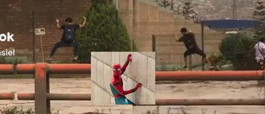 El joven se trepó de las rejas para evitar mojarse. ¡Al mismo estilo que Spider-Man! Jóvenes se trepan de las rejas para evitar mojarse y usuarios enloquecen
