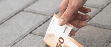 Hombre encontrando billete en el suelo ¿Te encontraste dinero y no sabes que significa? Mira su sorprendente significado