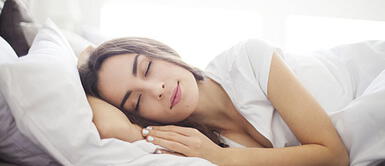 Mujer soñando ¿Qué significan los sueños? Descúbrelo aquí