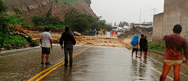 Tres personas a bordo de camioneta son arrastradas por huaico tras fuertes lluvias en Cajamarca Tres personas a bordo de camioneta son arrastradas por huaico tras fuertes lluvias en Cajamarca