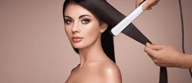 Modelo haciéndose un laceado trial. Laceado trial: El tratamiento que reduce del frizz y da liso admirable en el cabello