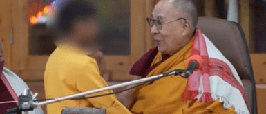 El dalái lama recibió críticas en las redes sociales. El dalái lama se disculpó por pedir a un niño que le "chupe" la lengua