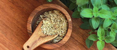 El orégano tiene muchos beneficios para las personas ¿Preocupada por la falta de dinero en el hogar? Con este ritual del orégano, tu economía será mejor