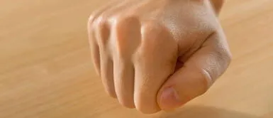 Es una de las tradiciones para alejar a las malas energías. Toca madera: ¿Sabías que tienes la buena suerte en la palma en tu mano?