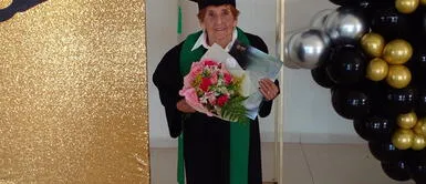 La adulta mayor recibió las felicitaciones de los usuarios. Nunca es tarde: señora de 84 años se gradúa del bachillerato y emociona a usuarios