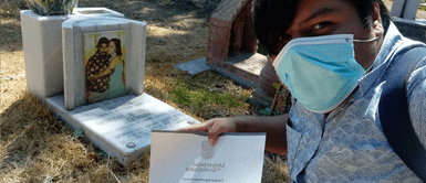 El joven conmovió a los usuarios con su publicación. Joven se gradúa y lleva su título a la tumba de sus padres: "Las promesas son para cumplirse”