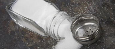 Derramar puede traer buena y mala suerte según la persona Derramar sal: ¿Es de buena suerte o mala esta acción? Descubre la verdad de esta superstición