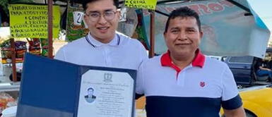 El joven se mostró orgulloso por el trabajo de su padre. Vendedor ambulante paga la carrera a su hijo y joven le dedica el título: "Bendito sea tu trabajo"