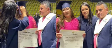 La joven se emocionó al dedicarle su graduación a sus padres. Se gradúa como periodista y se lo dedica a sus padres en una emotiva escena: "Lo hicimos juntos"