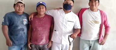 El joven se mostró orgulloso de sus compañeros de trabajo. Trabaja como albañil para pagar sus estudios y se gradúa como enfermero: lo celebra con sus compañeros