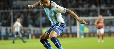Paolo Guerrero juega para club argentino. Paolo Guerrero se lesiona de la rodilla y causa preocupación en el Racing