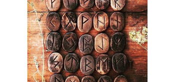 Si quieres resolver una duda o problema, las runas son una forma de adivinación, como puede ser el Tarot. ¿Qué dicen las runas vikingas sobre tu futuro? Descubre su significado oculto