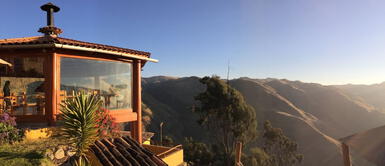 Les ofrece a los turistas un amanecer entre las montañas El paraíso en los Andes: guía para llegar al Refugio Viñak desde Lima y deleitarte con sus panoramas majestuosos