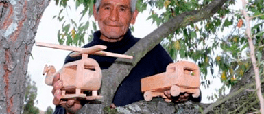 Eugenio, el notable artesano de la madera en Jauja moldea figuras y crea juguetes a sus 78 años Eugenio, el notable artesano de la madera en Jauja moldea figuras y crea juguetes a sus 78 años