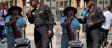 El policía recibió la admiración de los transeúntes. Policía se gana la admiración en TikTok al cantar con adulto mayor invidente en el Centro de Lima