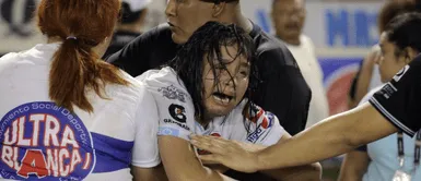 Decenas de aficionados quedaron lastimados en estadio. Tragedia con 12 hinchas fallecidos en estadio conmueve a El Salvador