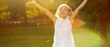 Está relacionado con la niña que llevas adentro y la inocencia infantil ¿Qué significa soñar con una niña desconocida? Descubre la verdad detrás de este sueño