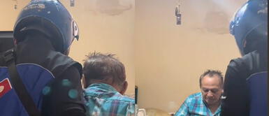 El joven repartidor emocionó a redes sociales con este emotivo gesto. Adulto mayor pide pizza todos los días para que repartidor lo ayude a subir a su cama