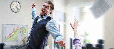 Está relacionado con la traición de alguien que está en tu entorno ¿Qué significa soñar que peleas con alguien desconocido? Descubre el mensaje detrás de esta lucha interna