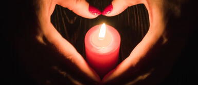 Es uno de los métodos más eficaz para atraer al amor de tu vida. ¿Por qué se pone el nombre de una persona en una vela prendida?