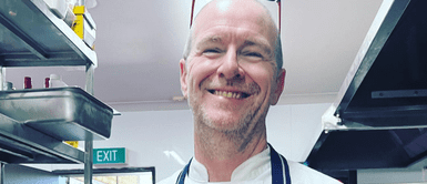 El chef no quiere saber nada de los veganos. Chef prohíbe entrada de veganos a su restaurante "por salud mental" y causa polémica en redes sociales