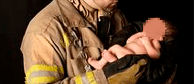 Bombero adopta a una bebé tras encontrarla abandonada en un buzón ¡Su héroe! Bombero adopta a una bebé tras encontrarla abandonada en un buzón