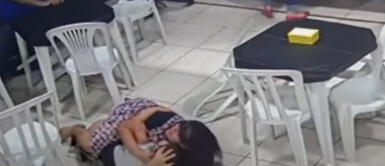 La señora se sacrificó por salvar a su hijo. Madre protege a su hijo con su cuerpo durante un tiroteo y escena conmueve a miles: "Jamás dejaré que te hagan daño"