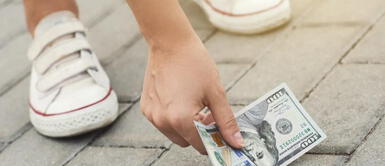 Descubre el verdadero significado de recoger dinero en tus sueños ¿Qué significa soñar que te encuentras dinero y lo recoges?