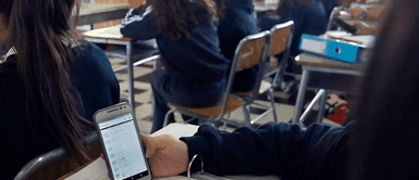 Profesora fue brutalmente golpeada por su alumna tras decomisarle el celular Profesora fue brutalmente golpeada por su alumna tras decomisarle el celular