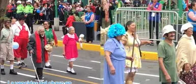 Adultos mayores del Agustino Adultos mayores son ovacionados en desfile por fiestas patrias al marchar vestidos como los integrantes de "El Chavo del 8"